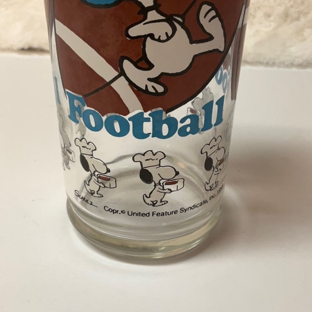 vtg PEANUTS Tall Drinking Glass Snoopy (Peanuts) with Football 1958 - Picture 4 of 5